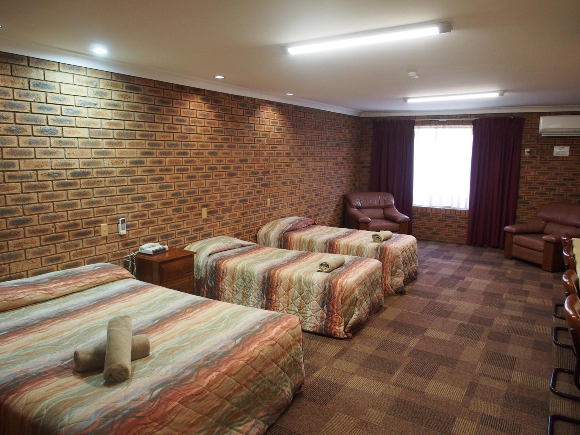 Cobar Town & Country Motor Inn 외부 사진